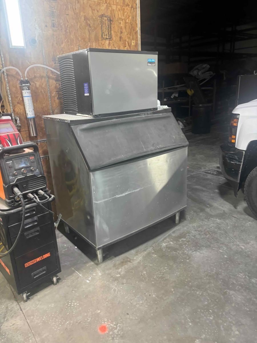 Hilke's ice machine service area